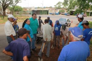 Acompañado por los trabajadores el alcalde Pedro Loreto supervisa las obras