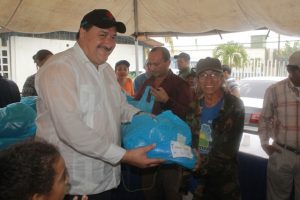 Alcalde Pedro Loreto hizo entrega al trabajador José Franco de su uniforme