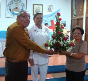 La Alcaldía de Infante otorgó un ramo de rosas a la señora Cándida