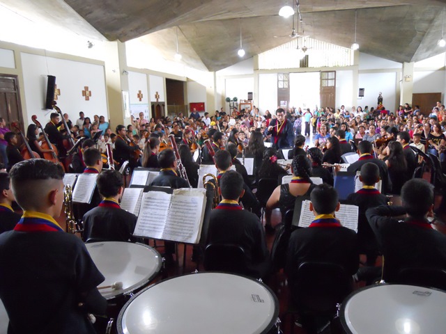 El profesor Leonardo Hurtado, dirigiendo el concierto de la Orquesta Juvenil del Núcleo San Juan de los Morros