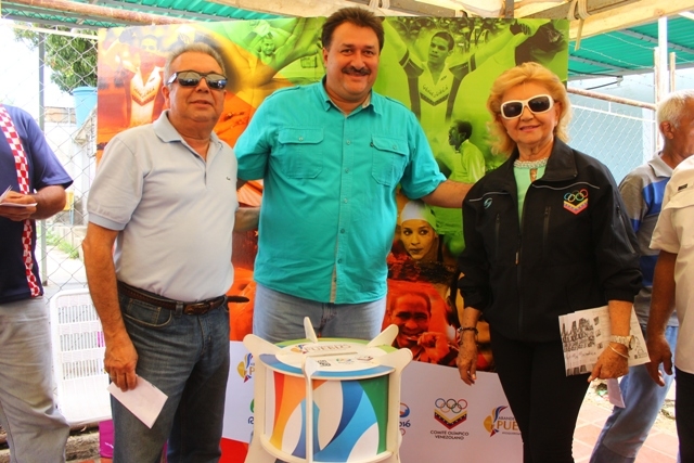 El alcalde Pedro Loreto en compañía de representantes de la federación de ciclismo