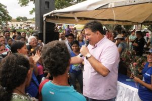 El alcalde festejo junto a las madres en el mercado municipal