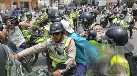 Libertador-manifestantes-oposicion-Foto-Twitter_NACIMA20160518_0071_6