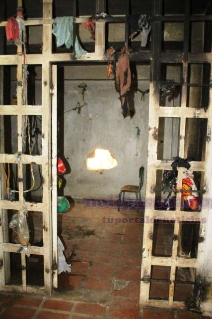 Los reclusos prendieron fuego para intentar escapar por este boquete que hicieron