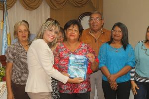 Maritza Villasana recibió pergamino (1)