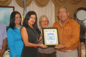 Solisbella Campos recibió placa de reconocimiento por su mística, vocación y abnegada labor