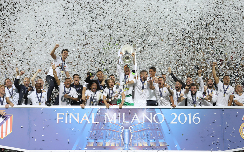 Soccer Football - Atletico Madrid v Real Madrid - UEFA Champions League Final - San Siro Stadium, Milan, Italy - 28/5/16 Real Madrid's Sergio Ramos lifts the trophy as they celebrate winning the UEFA Champions League Action Images via Reuters / Carl Recine Livepic EDITORIAL USE ONLY.