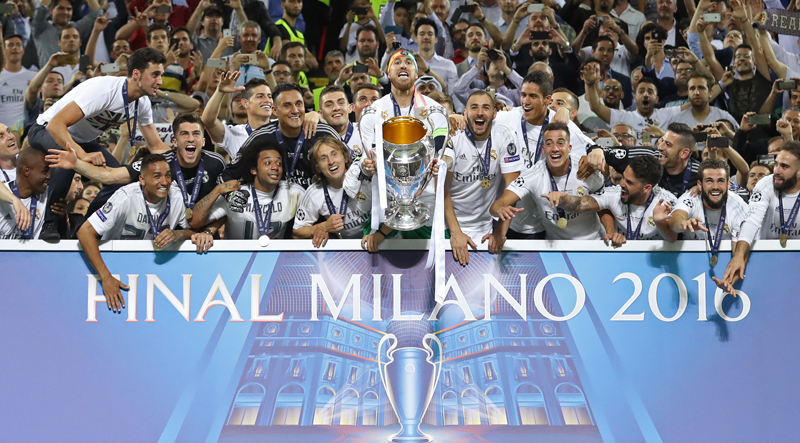 Soccer Football - Atletico Madrid v Real Madrid - UEFA Champions League Final - San Siro Stadium, Milan, Italy - 28/5/16 Real Madrid's Sergio Ramos lifts the trophy as they celebrate winning the UEFA Champions League Action Images via Reuters / Carl Recine Livepic EDITORIAL USE ONLY.