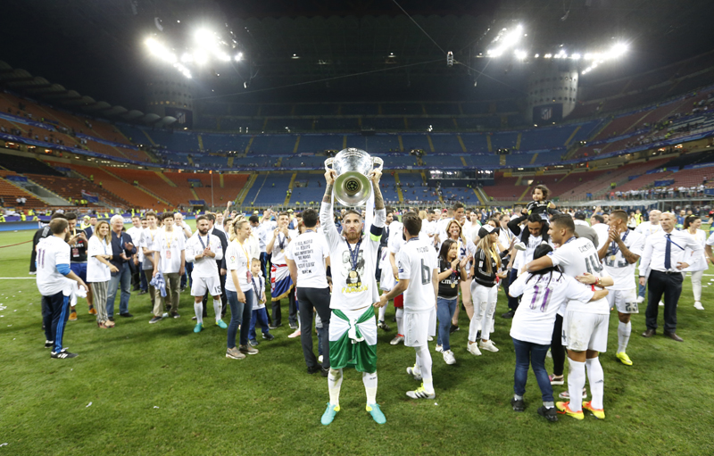 Soccer Football - Atletico Madrid v Real Madrid - UEFA Champions League Final - San Siro Stadium, Milan, Italy - 28/5/16 Real Madrid's Sergio Ramos celebrates with the trophy after winning the UEFA Champions League Action Images via Reuters / Carl Recine Livepic EDITORIAL USE ONLY.