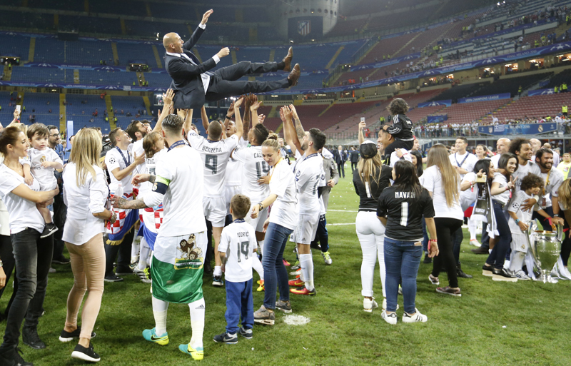 Soccer Football - Atletico Madrid v Real Madrid - UEFA Champions League Final - San Siro Stadium, Milan, Italy - 28/5/16 Real Madrid's players throw coach Zinedine Zidane in the air as they celebrate after winning the UEFA Champions League Action Images via Reuters / Carl Recine Livepic EDITORIAL USE ONLY.