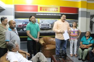 El alcalde Pedro Loreto visitó los establecimientos de venta de cauchos y baterías