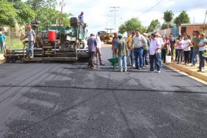 El alcalde supervisó los trabajos de asfaltado en la avenida Antonio Ricaurte