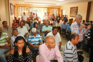 Público presente en la rueda de prensa que se efectuó en el salón de sesiones de la cámara municipal
