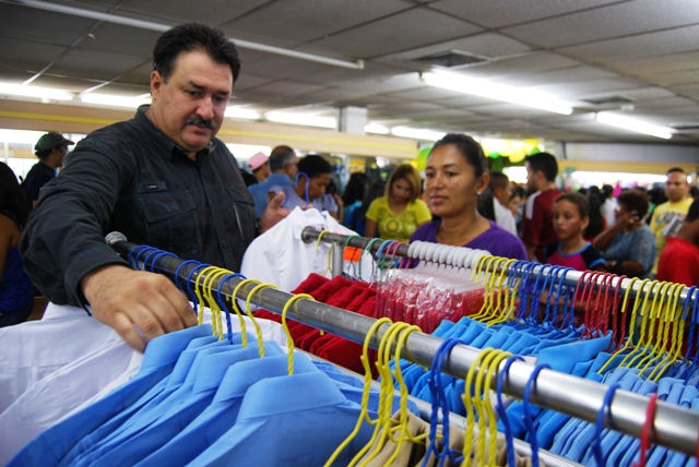 El alcalde Pedro Loreto les muestra la mercancía a los padres y representantes