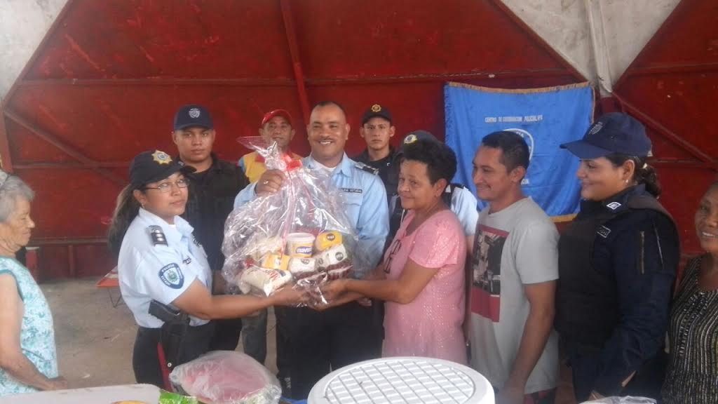 El director del CCP4 Rafael Ramírez donó una bolsa de alimentos a los abuelitos