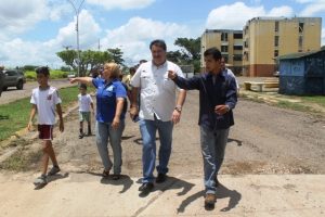 Ing Isaac Contreras expilca detalles al Alcalde Pedro Loreto