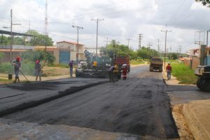 Las cuadrillas han trabajado en la colocación de 800 toneladas de asfalto en la avenida Antonio Ricaurte