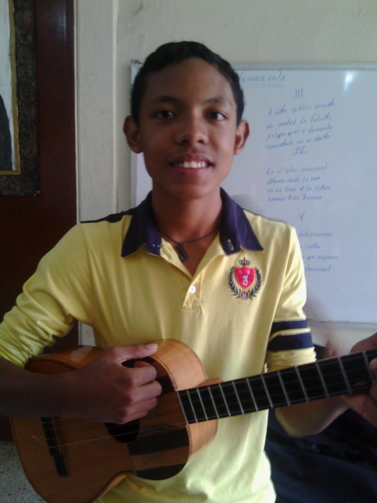 Niño Jose Pulido Nos enseña como tocar el cuatro