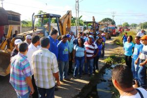El alcalde Pedro Loreto llegó a primera hora de este jueves a la comunidad para emprender la reparación de colectores caídos 