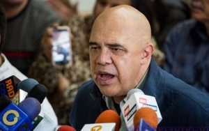 CAR06. CARACAS (VENEZUELA), 02/11/2016.- El secretario general de la Mesa de Unidad Democrática (MUD), Jesús Torrealba, participa en una rueda de prensa hoy, miércoles 2 de noviembre de 2016, en Caracas (Venezuela). La alianza opositora Mesa de la Unidad Democrática (MUD) dijo hoy que el jefe de Estado venezolano, Nicolás Maduro, le dio una "patada a la mesa" del diálogo al calificar de "terrorista" al partido Voluntad Popular (VP) y amenazar a su coordinador encargado, el diputado Freddy Guevara, con la cárcel. EFE/Miguel Gutiérrez