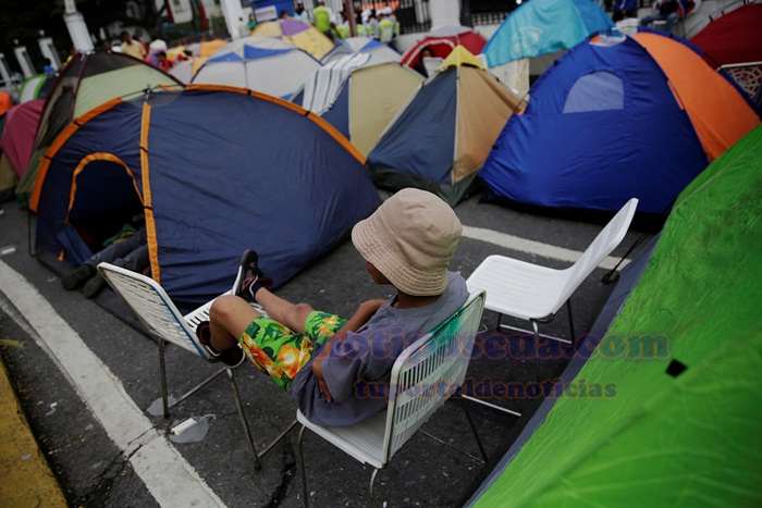 A supporter of Venezuela's President Nicolas Maduro rests in a chair at a camp outside Miraflores Palace in Caracas, Venezuela November 3, 2016. REUTERS/Marco Bello