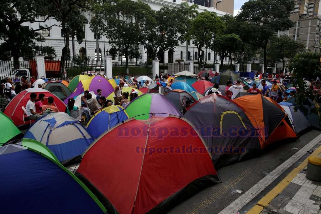 Supporters of Venezuela's President Nicolas Maduro camp outside Miraflores Palace in Caracas, Venezuela November 3, 2016. REUTERS/Marco Bello