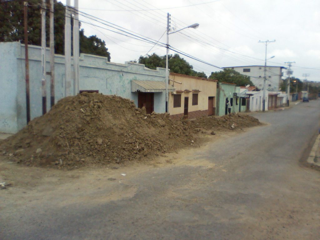 En la calle Arismendi del sector La Púa los trabajadores de HidroPáez realizaron trabajos de colocación de dos tuberías pero fue insuficiente