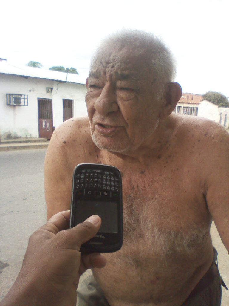 Rafael de Jesús Hernández Anare (el viejo sin camisa) dijo que desde hace un año y medio tienen el derrame de aguas negras dentro de su vivienda 