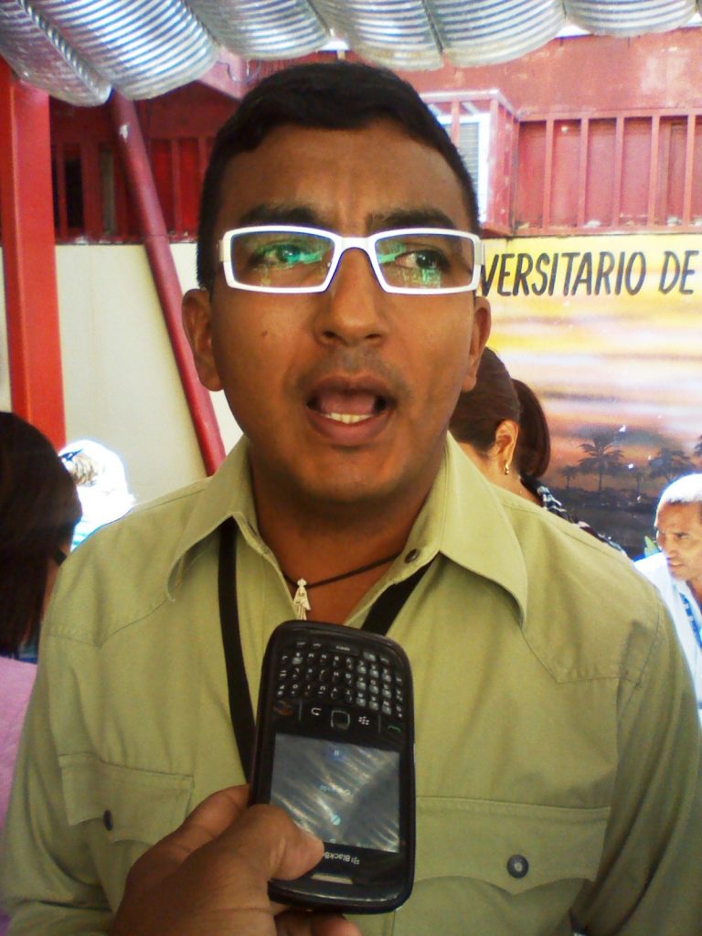 El secretario general del sindicato de trabajadores administrativos y obrero Carlos Toro (de lentes) al momento de ofrecer declaraciones