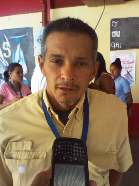 Alirio Villarroel (collar azul) expresó que se activaron en asamblea permanente y no se trata de un paro