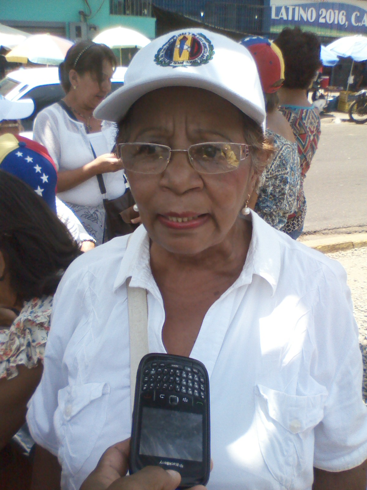 La secretaria general de Acción Democrática Teresa Navarro de Aguilar dijo que continuarán en la calle apoyando a la MUD