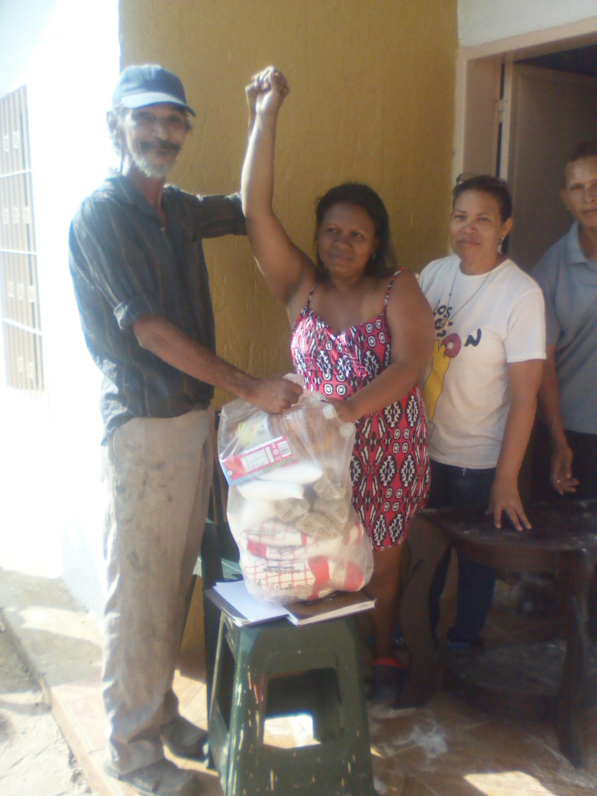 Personas en condición de pobreza extrema recibieron con alegría su bolsa de alimentos