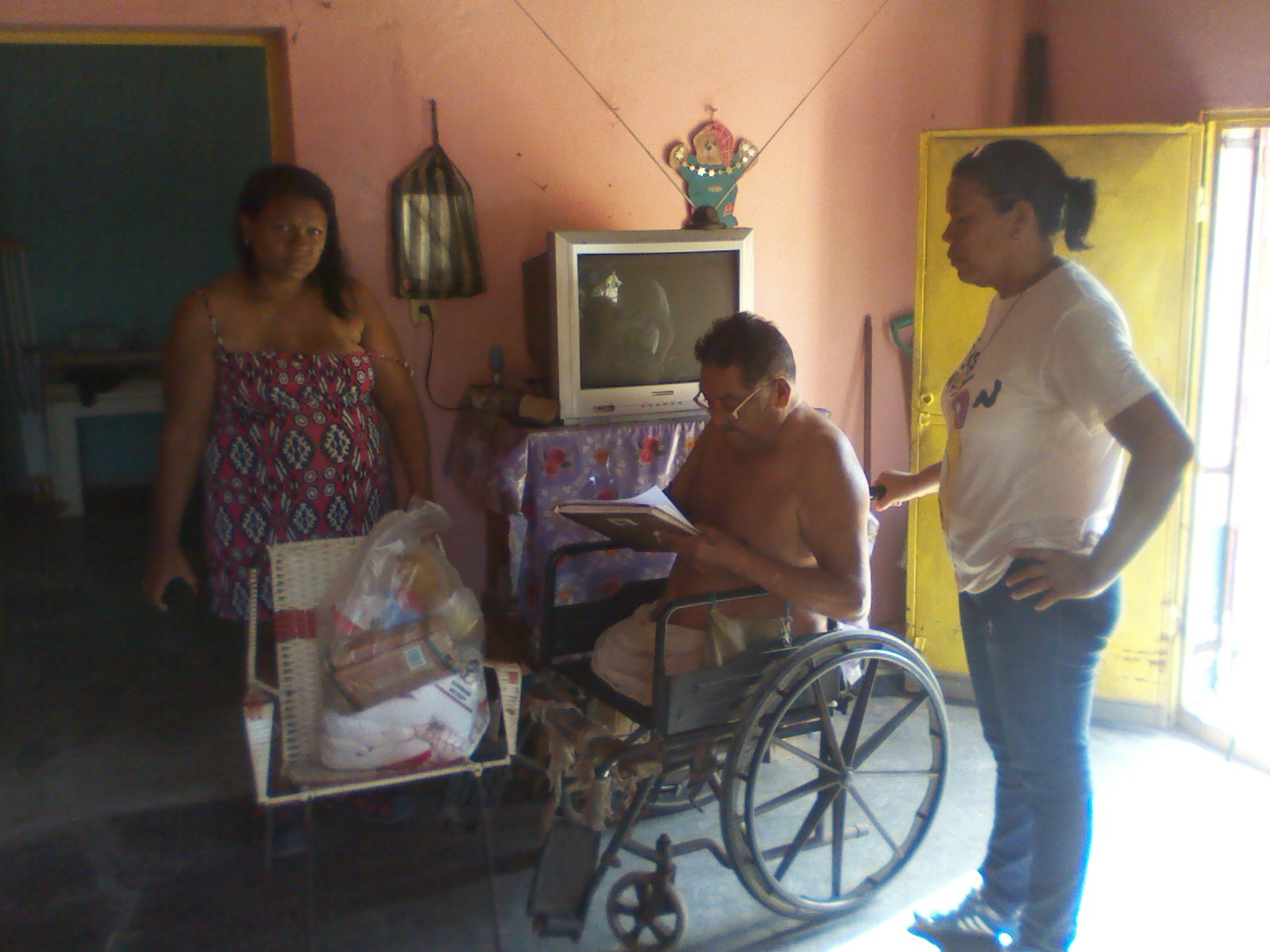 Este señor en condición de discapacitado recibió el aporte como donación de parte del consejo comunal del sector Alfallanos