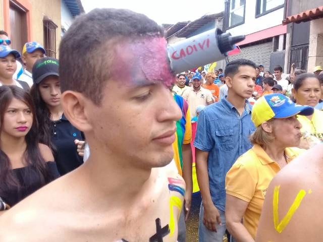 Jóvenes mostraron con maquillajes en sus cuerpos la represión policial contra los marchistas. Fotos Gertfanm Frnandez.