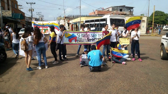 Los estudiantes se concentraron en la calle Atarraya con calle El Roble en la entidad infantina 