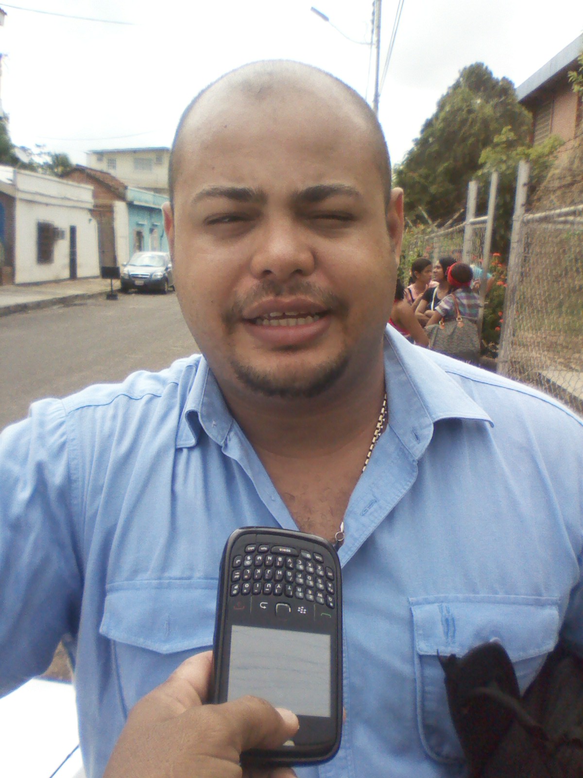 El abogado Thomas Velázquez Sanoja (camisa azul) expresó su respaldo a la convocatoria hecha por el presidente Nicolás Maduro