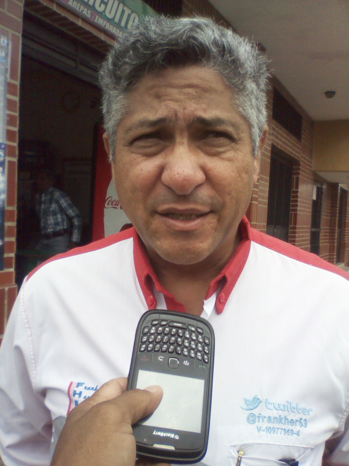 El abogado Frank Hernández (camisa blanca y roja) señaló que esta acción representa un distractivo para sacar a la Mesa de la Unidad de la ruta electoral 