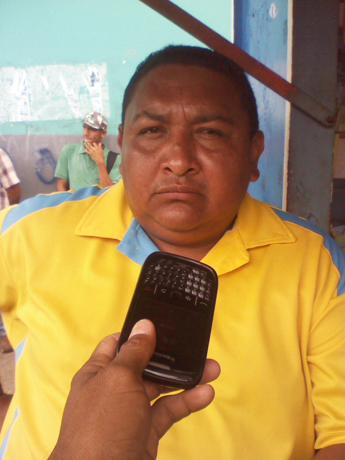 Francisco Méndez (chemise amarilla) dijo que la situación que vive el país se hace imposible sostener a una familia con 200 mil bolívares
