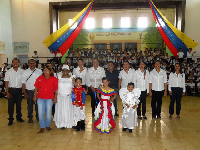Profesores y autoridades municipales del sub sistema educativo sumados a la Cantata Bolívar