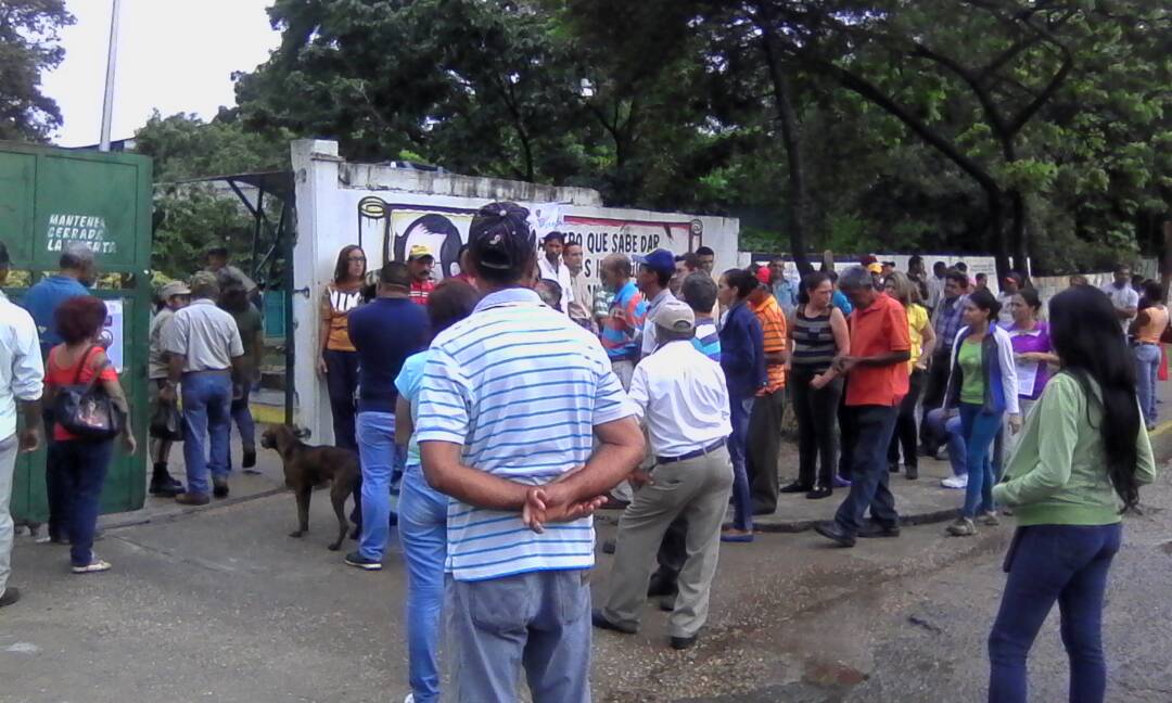 En la Escuela Básica Carlos José Bello se pudo evidenciar la presencia de electores a las afueras