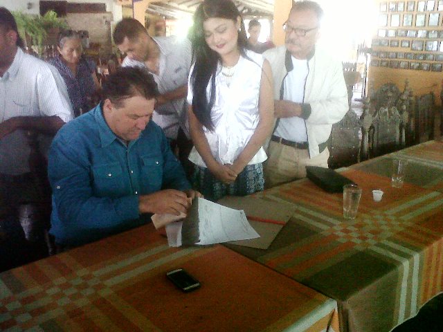 La presidenta de la Fundación Sociocultural Niorka Vázquez recibió de manos del alcalde Pedro Loreto parte del donativo