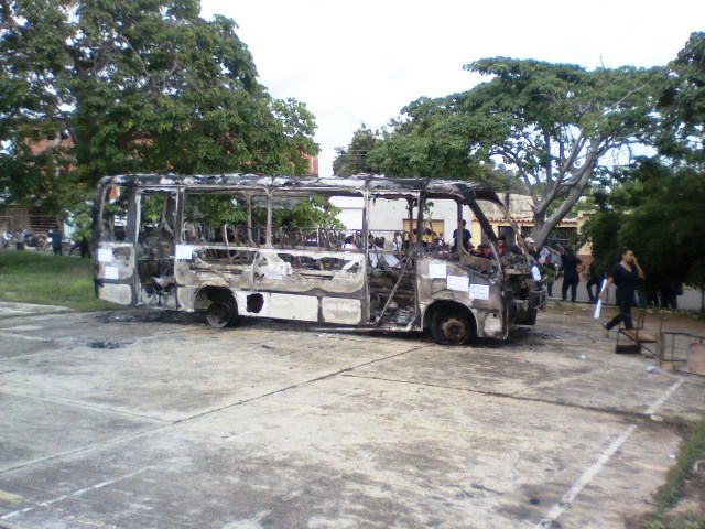 El autobús de transporte universitario fue incendiado en horas de la madrugada por grupos violentos 
