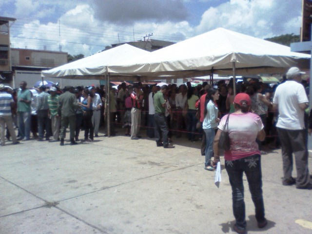 Cientos de personas acudieron a la Casa de la Cultura Lorenzo Rubín Zamora a participar en el simulacro electoral