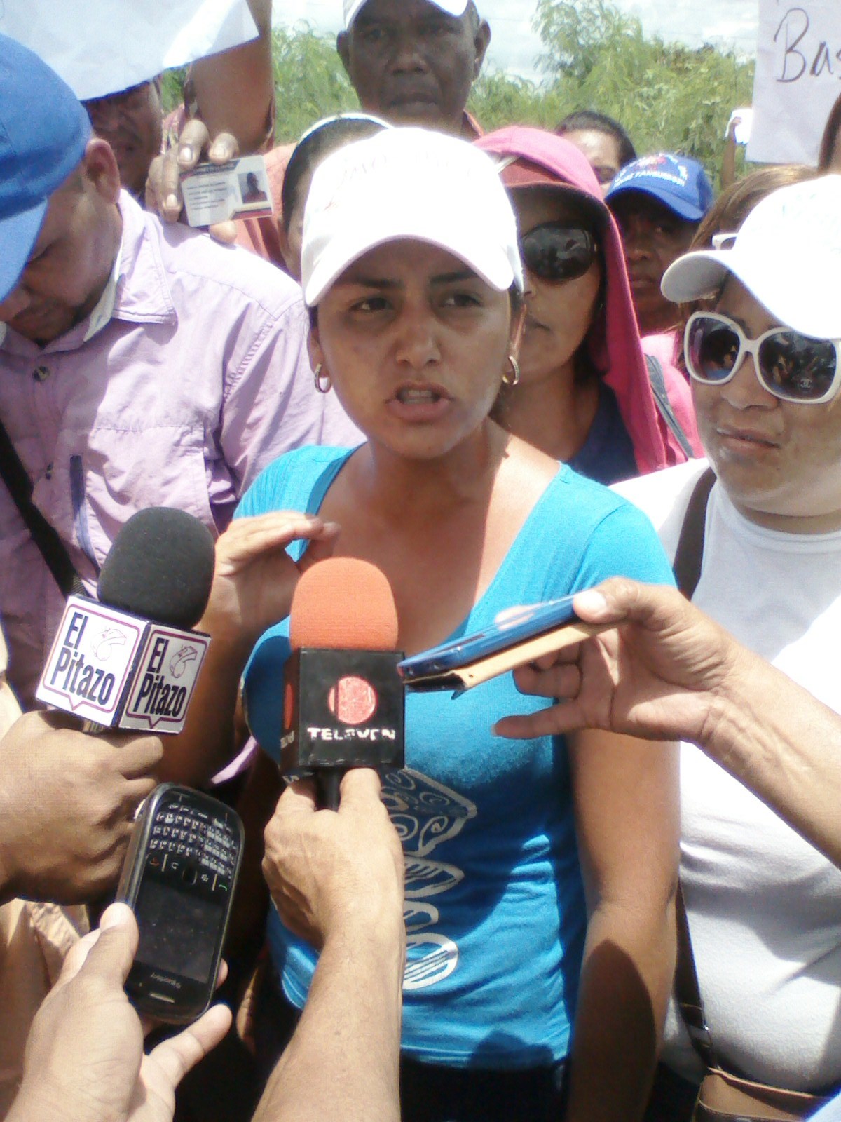 María Alejandra Hernández (gorra blanca y blusa azul) dijo que llevan varios días luchando para que les entreguen los insumos 