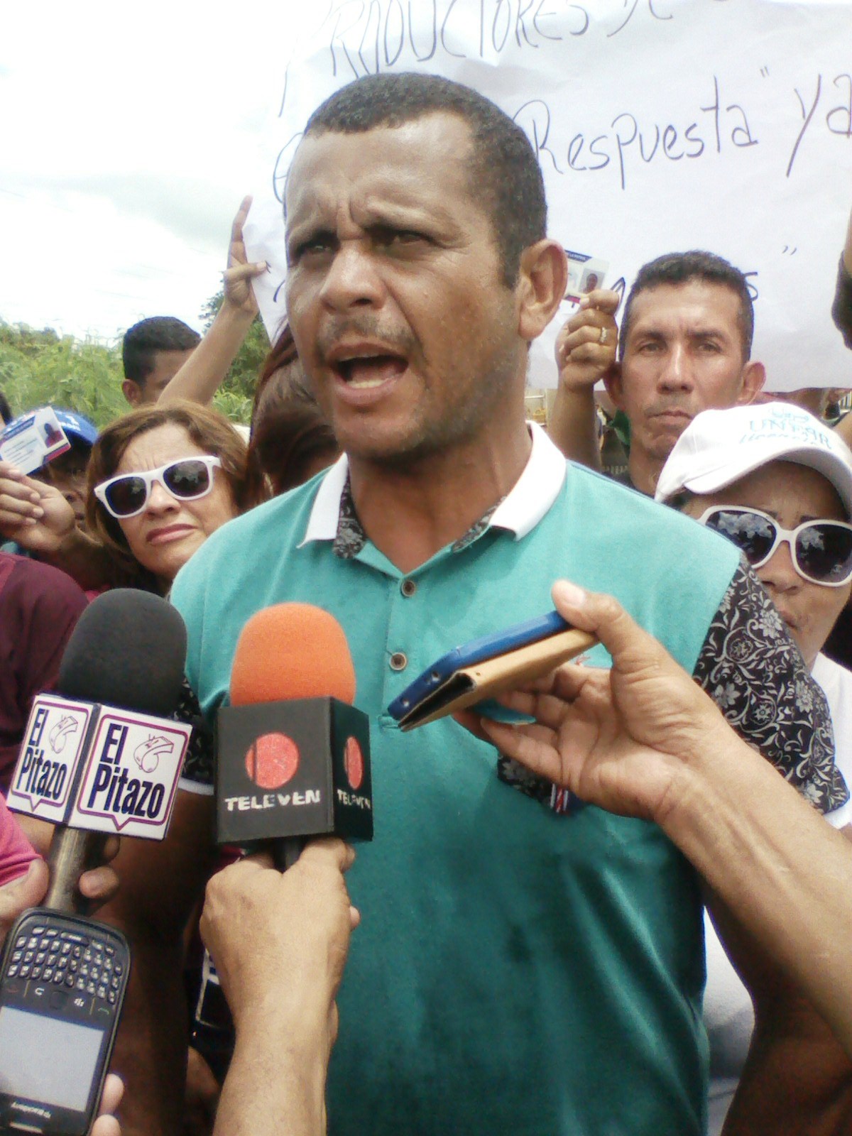 Hector Ponce (chemise verde) expresó que desde hace cinco meses están luchando para recibir los insumos para poder sembrar
