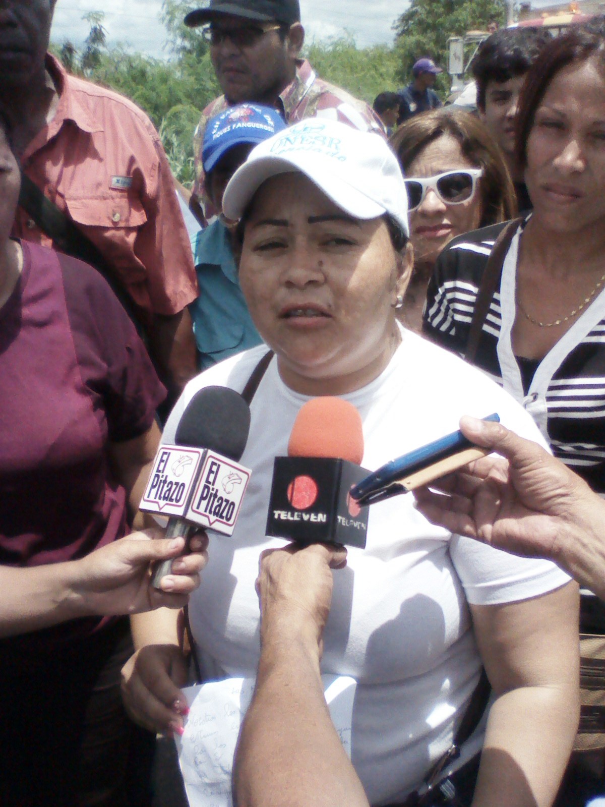 Iliana Sánchez (franela blanca) denunció que el presidente de Confagan William Teran se comprometió a entregar los insumos agrícolas y los mantiene engañados 