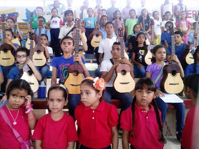 Pequeños de las diferentes etapas de educación básica participaron en el evento del Programa Simón Bolívar