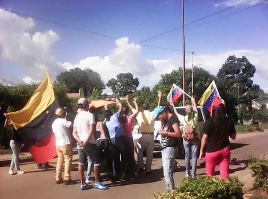 Los manifestantes trancsrn ambos canales de la avenida Los Llanos en la población de Tucupido