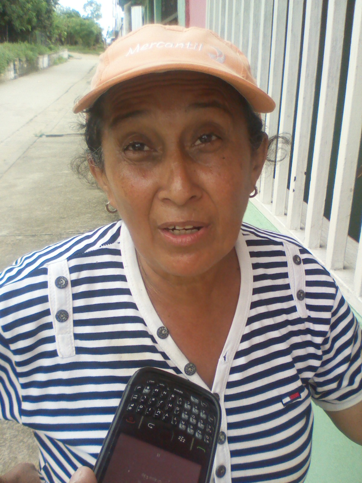 Luisa Medina (blusa a rayas) dijo que el tubo roto los afecta y mientras exista un derrame no llegara el agua a sus hogares