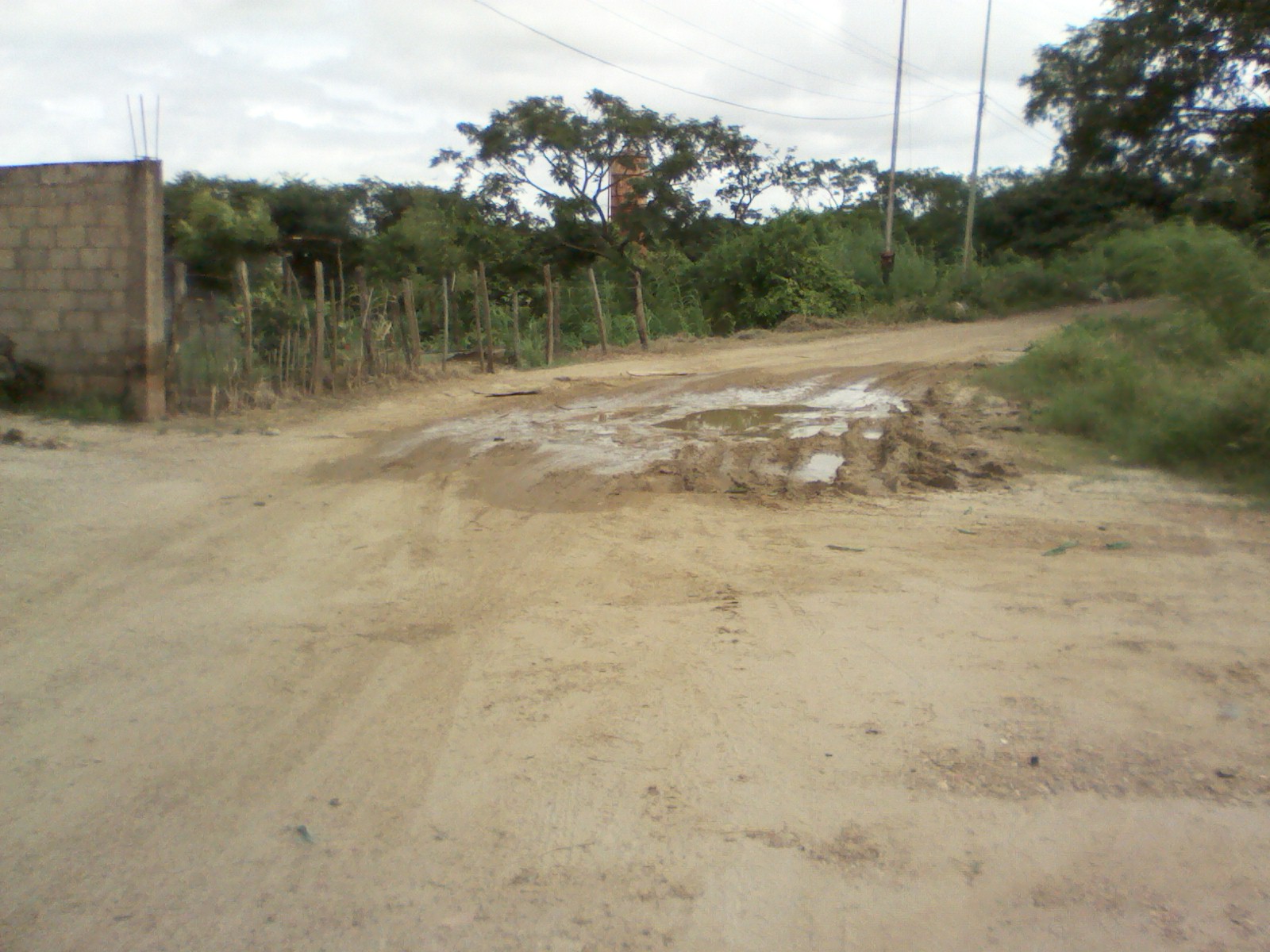 La vía de acceso que esta en el sector Vuelta al Cacho esta muy deteriorada 